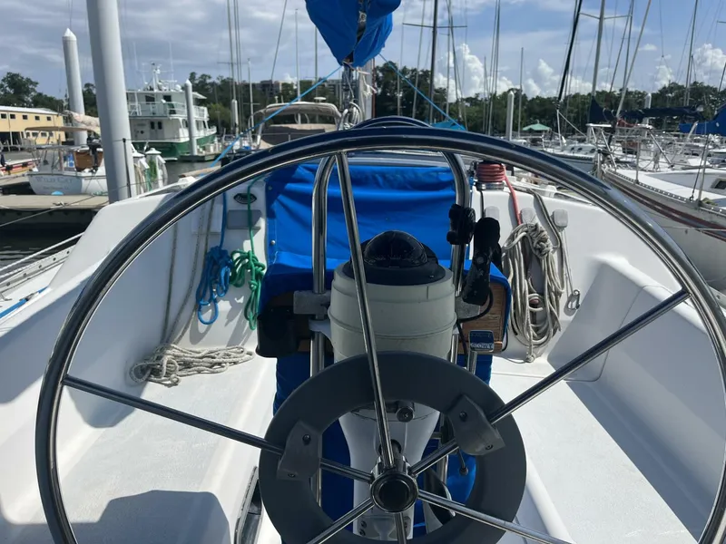 Slide: The Image of Hunter 33.5 Cockpit - 5367094