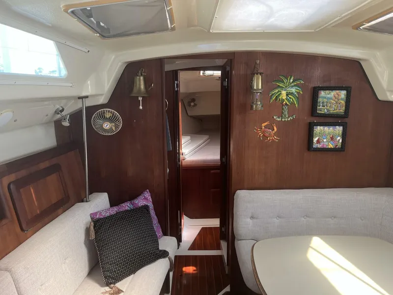 Slide: The Image of Hunter 33.5 Salon - 5367101