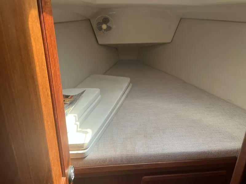 Slide: The Image of Hunter 33.5 Fwd Cabin - 5367122