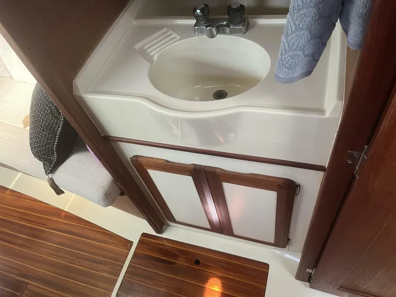 Slide: The Image of Hunter 33.5 Fwd Cabin - 5367131