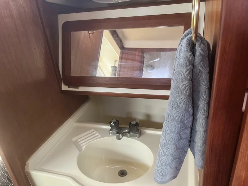 Slide: The Image of Hunter 33.5 Fwd Cabin - 5367136