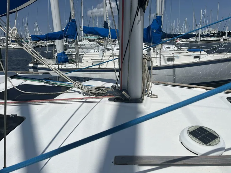 Slide: The Image of Hunter 33.5 Mast - 5367081