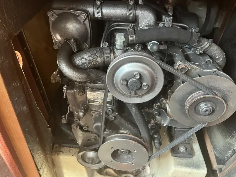 Slide: The Image of Hunter 33.5 Engine - 5367151