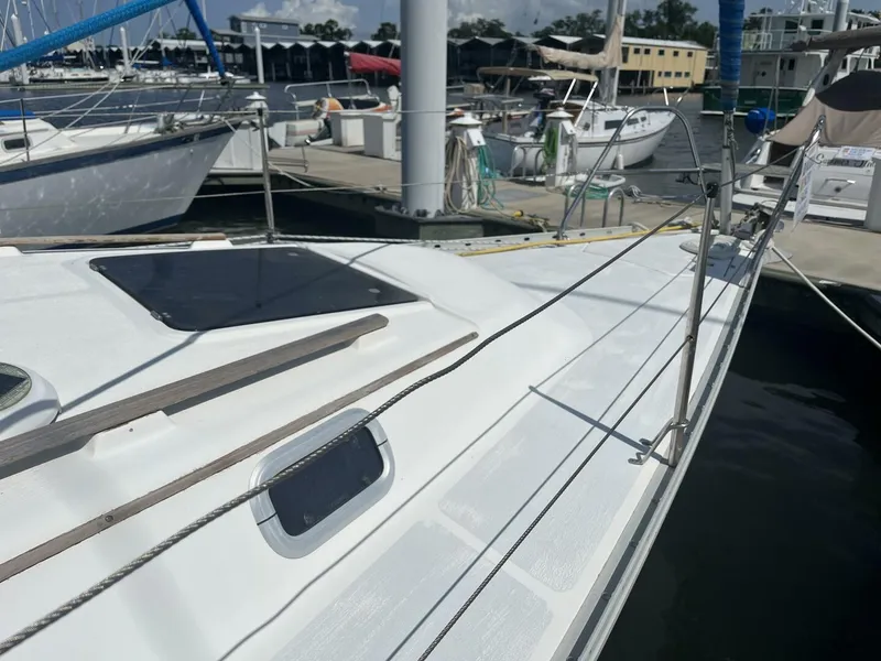 Slide: The Image of Hunter 33.5 Foredeck - 5367084