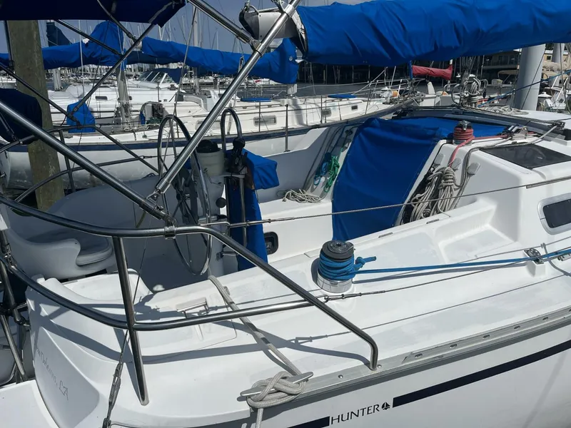 Slide: The Image of Hunter 33.5 Cockpit - 5367085