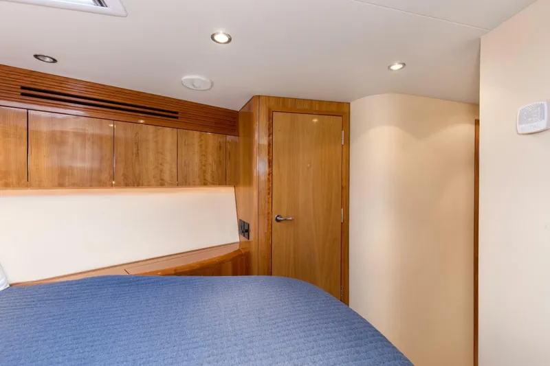 Slide: The Image of 2008 54 Hatteras 54 Convertible Lady A Forward Guest Stateroom (1) - 5454761