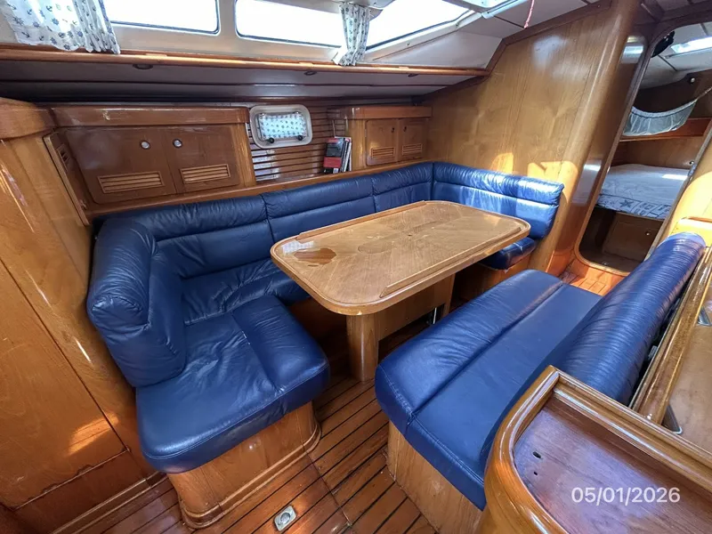 Slide: The Image of 50' Beneteau saloon port seating - 6113839