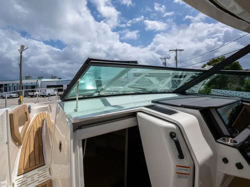 Slide: The Image of Sea Ray 320 Sundancer 2021 - 5340362