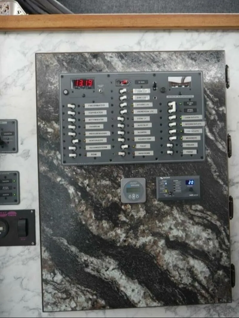 Slide: The Image of Custom Freestyle Marine 32 2022 - 7510028