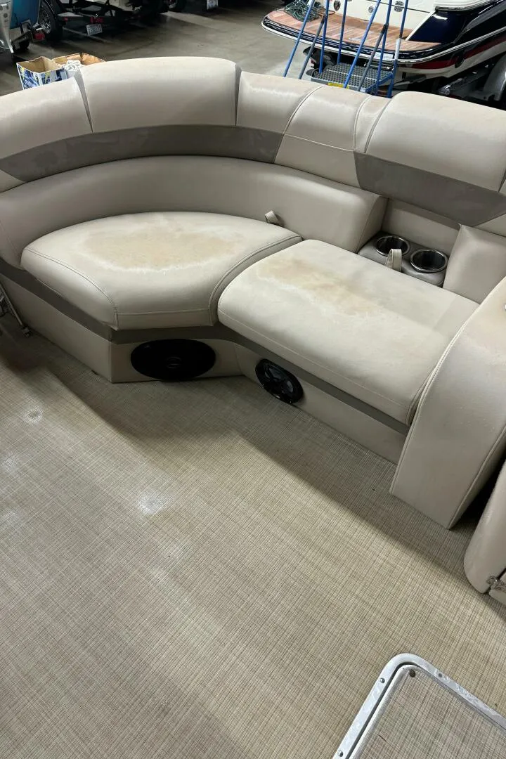 Slide: The Image of Berkshire Pontoon 2020 - 5346970