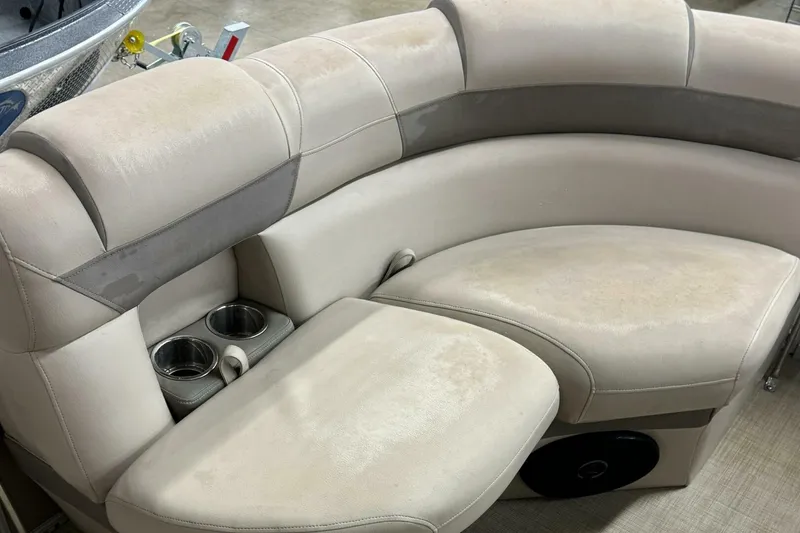 Slide: The Image of Berkshire Pontoon 2020 - 5346980