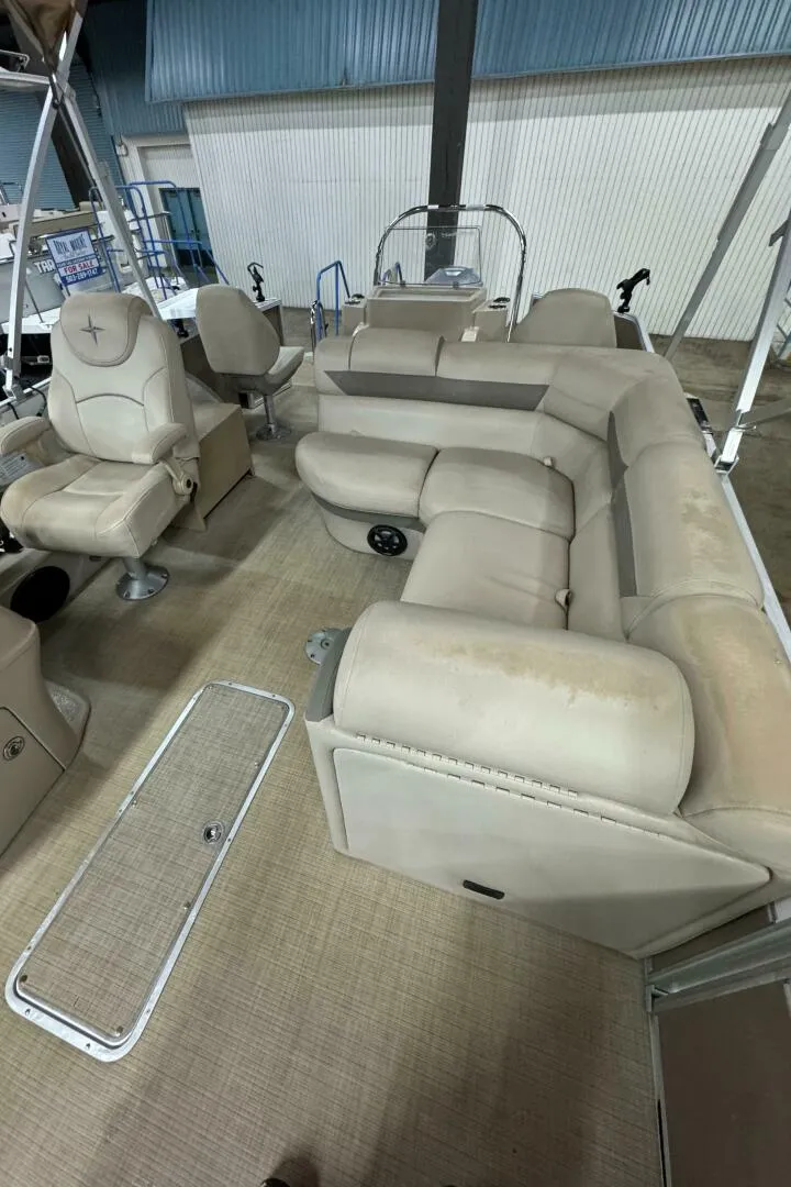 Slide: The Image of Berkshire Pontoon 2020 - 5346976