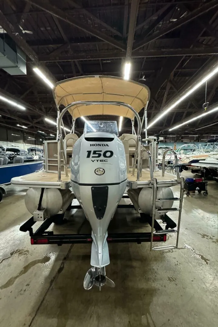 Slide: The Image of Berkshire Pontoon 2020 - 5346978