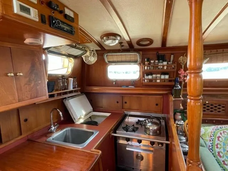 Slide: The Image of Island Trader 37 1979 - 5350394