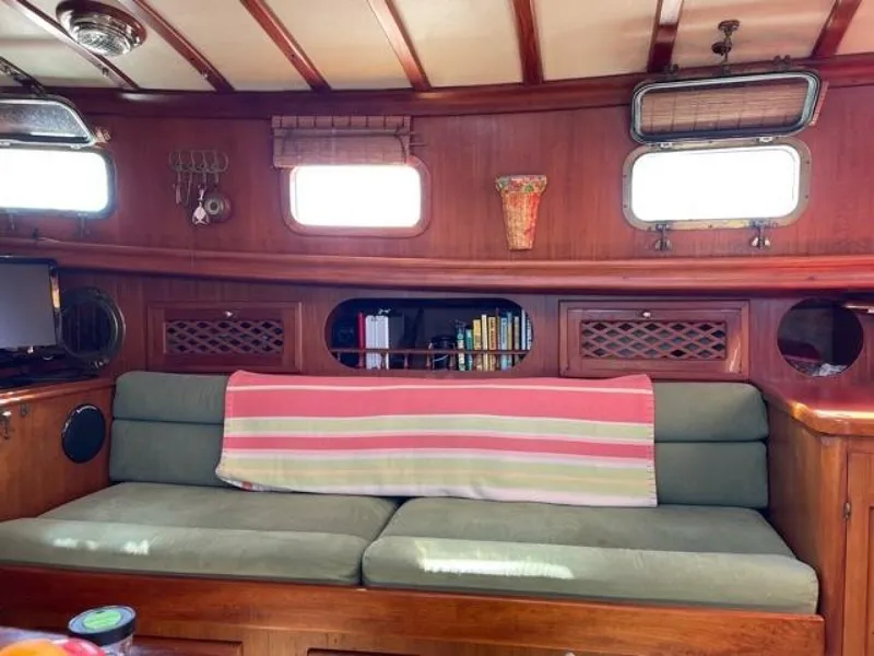 Slide: The Image of Island Trader 37 1979 - 5350398