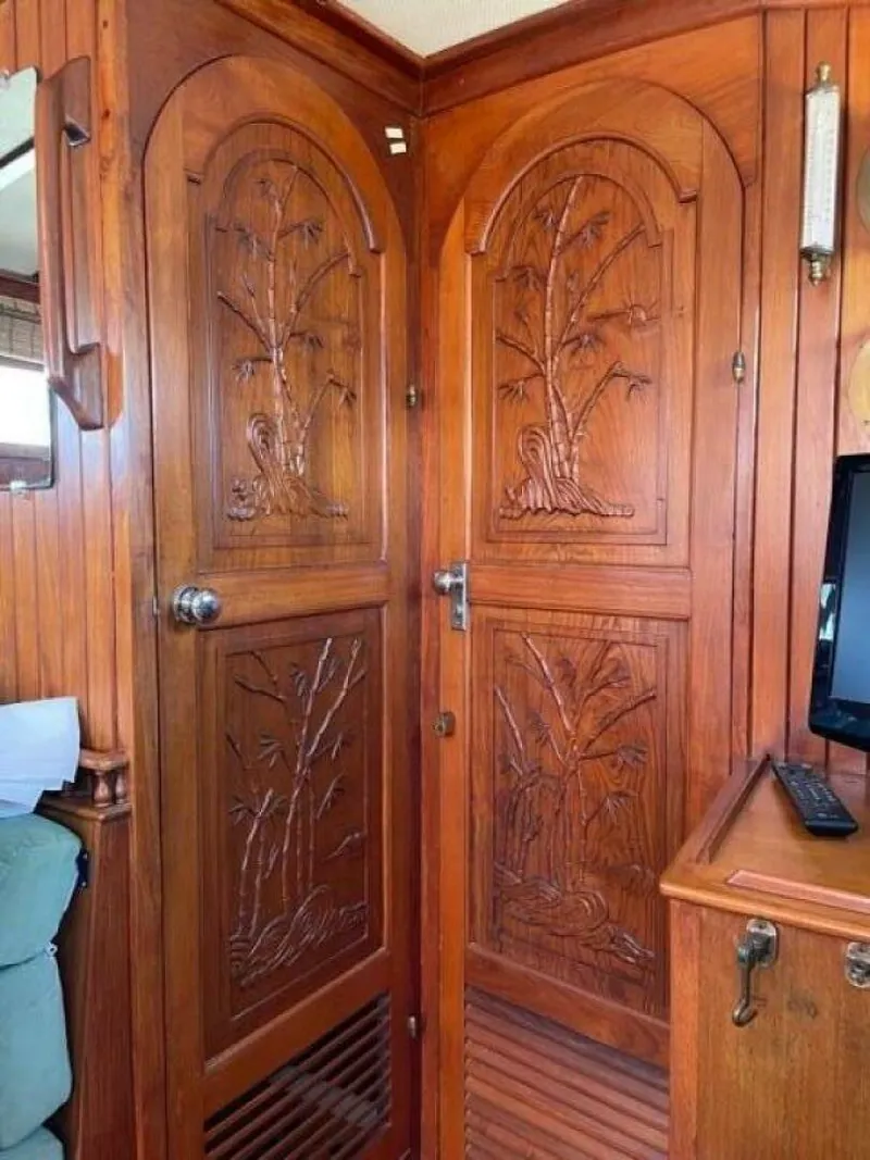 Slide: The Image of Island Trader 37 1979 - 5350399