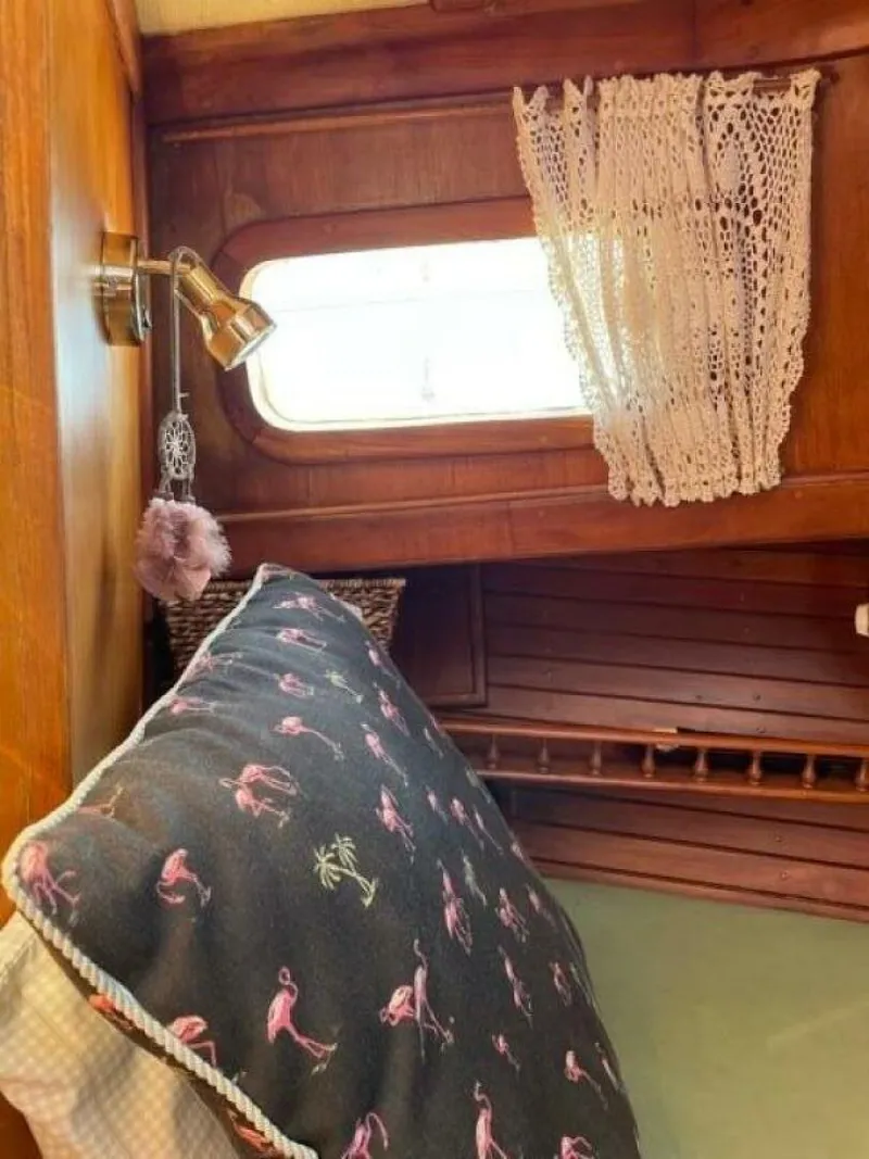 Slide: The Image of Island Trader 37 1979 - 5350402