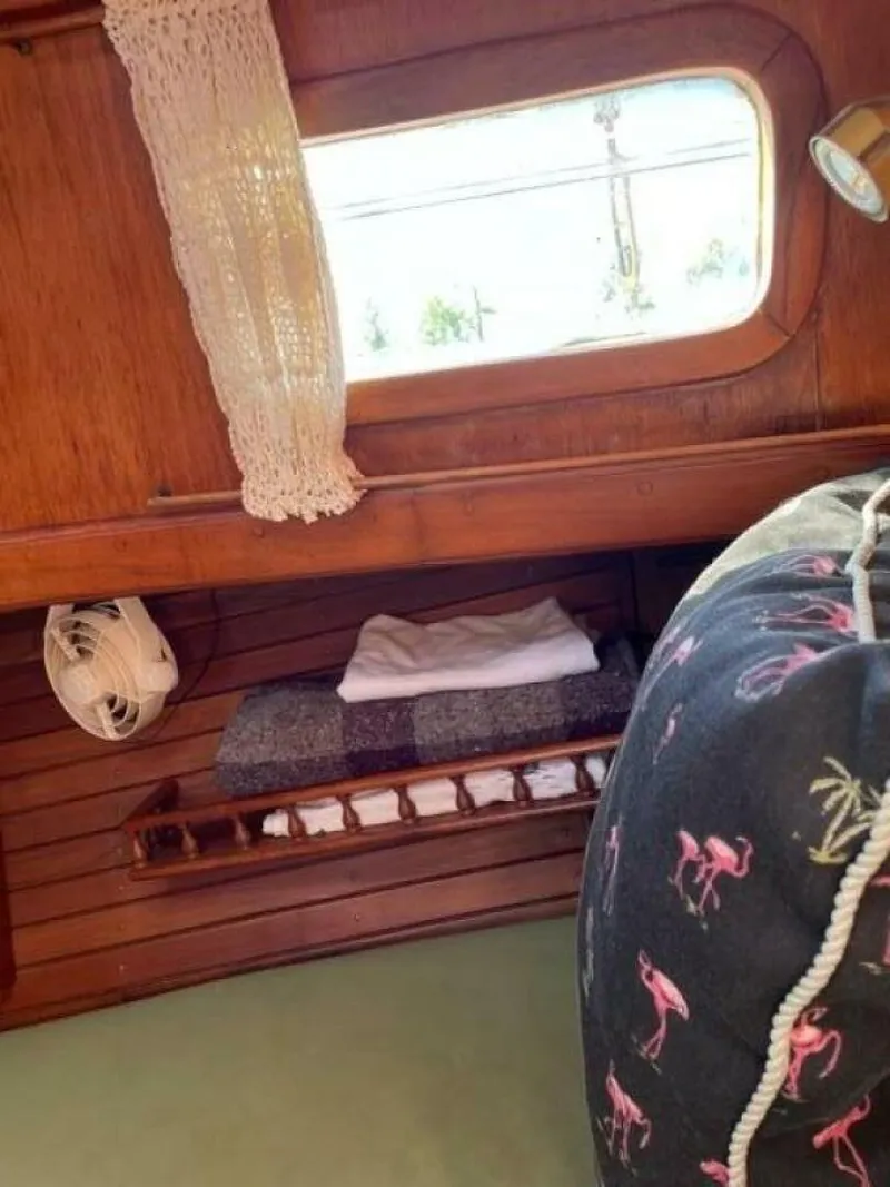 Slide: The Image of Island Trader 37 1979 - 5350403