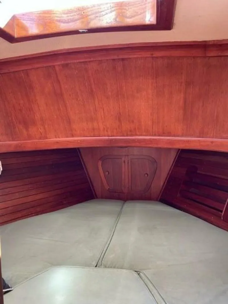 Slide: The Image of Island Trader 37 1979 - 5350404