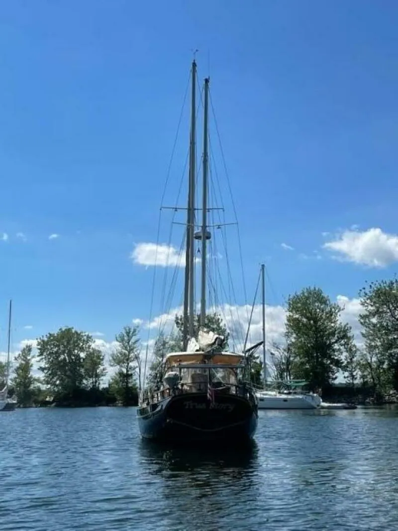 Slide: The Image of Island Trader 37 1979 - 5350391