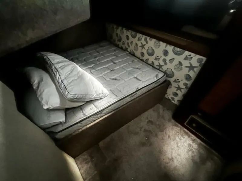 Slide: The Image of Bayliner 3870 Motoryacht with Flybridge 1985 - 5360205