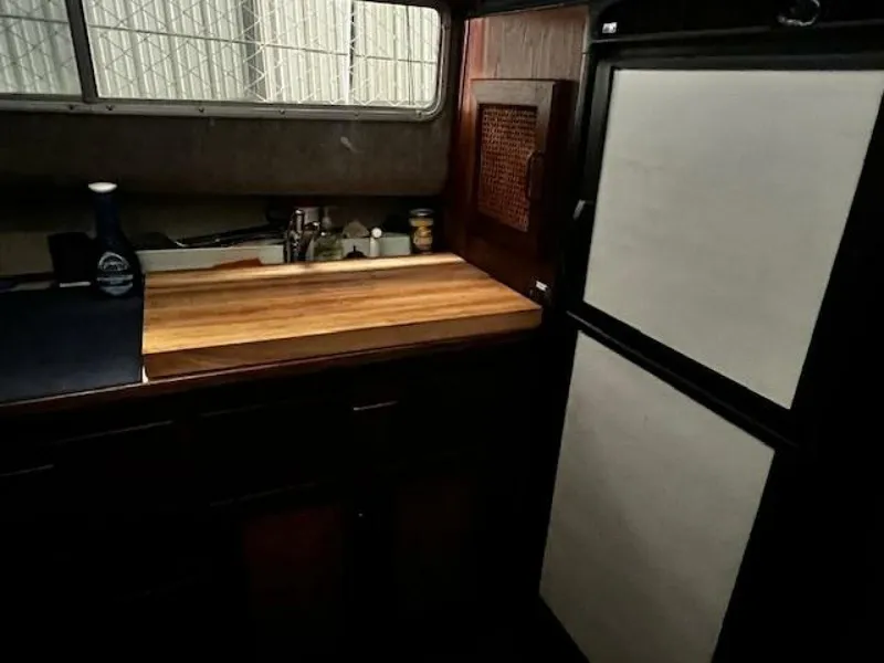 Slide: The Image of Bayliner 3870 Motoryacht with Flybridge 1985 - 5360206