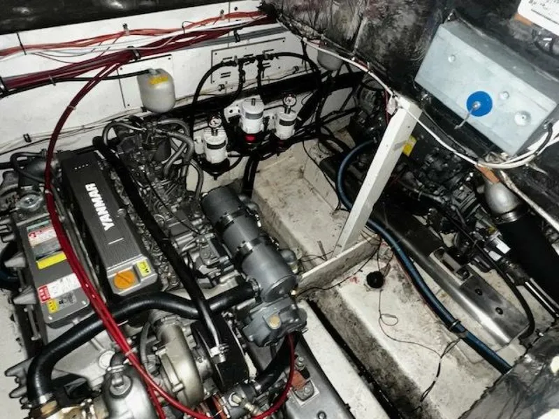 Slide: The Image of Bayliner 3870 Motoryacht with Flybridge 1985 - 5360213