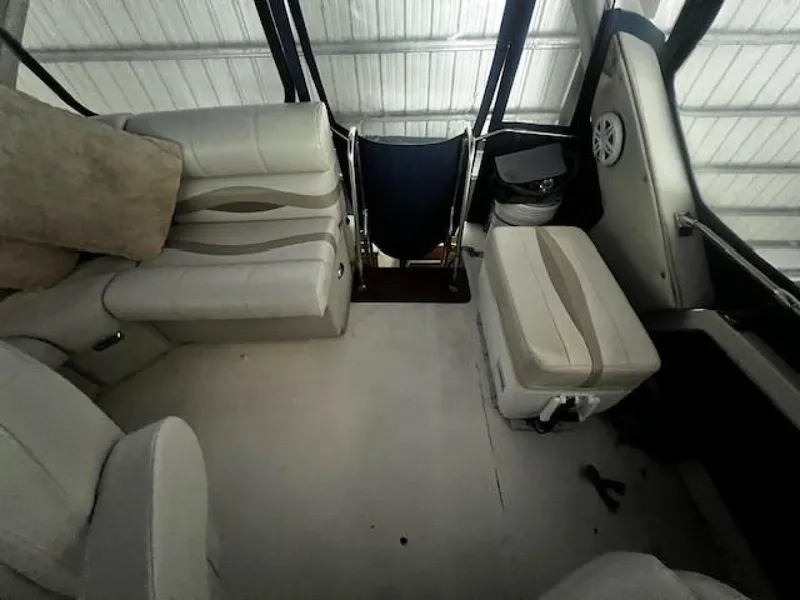 Slide: The Image of Bayliner 3870 Motoryacht with Flybridge 1985 - 5360223