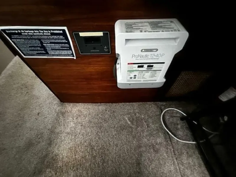 Slide: The Image of Bayliner 3870 Motoryacht with Flybridge 1985 - 5360199