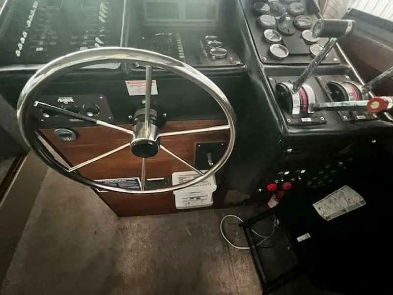 Slide: The Image of Bayliner 3870 Motoryacht with Flybridge 1985 - 5360200