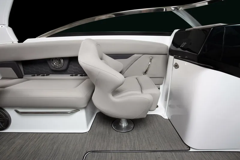 Slide: The Image of Four Winns HD8 2026 - 5358433