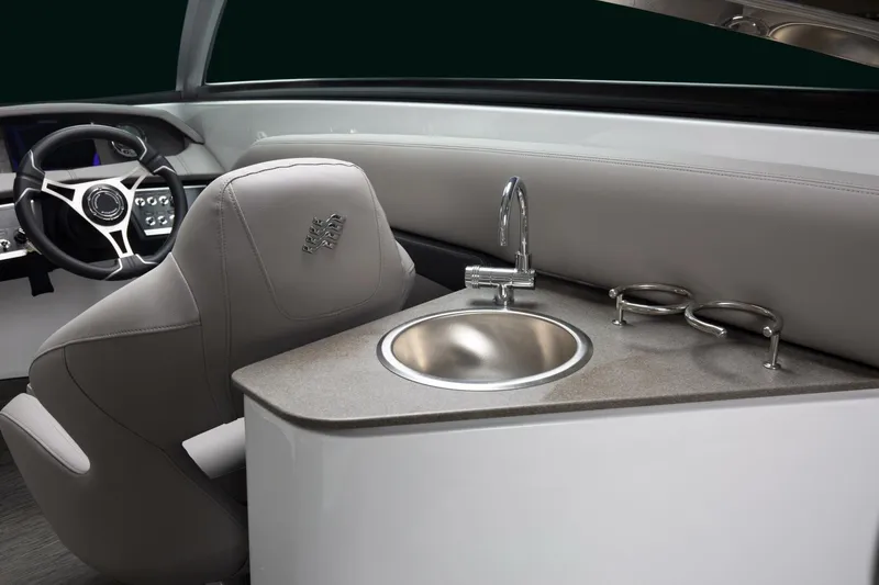 Slide: The Image of Four Winns HD8 2026 - 5358442