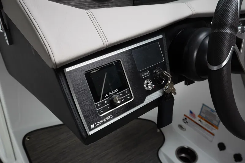 Slide: The Image of Four Winns HD8 2026 - 5358444