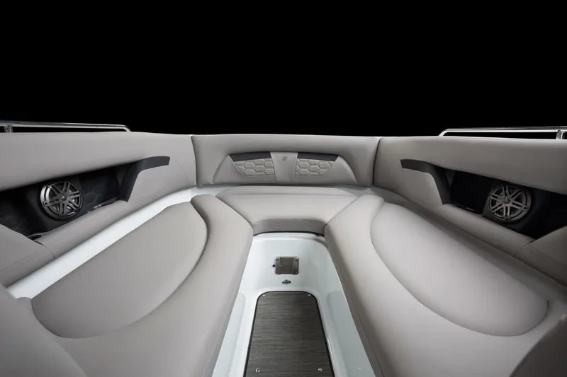 Slide: The Image of Four Winns HD8 2026 - 5358437