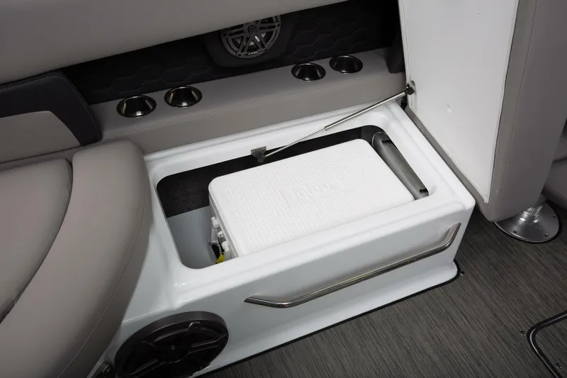 Slide: The Image of Four Winns HD8 2026 - 5358456