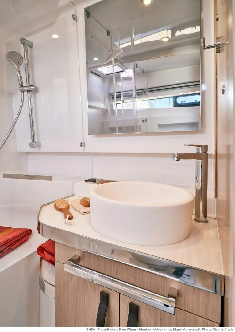 Slide: The Image of Four Winns TH38 2026 - 5661001