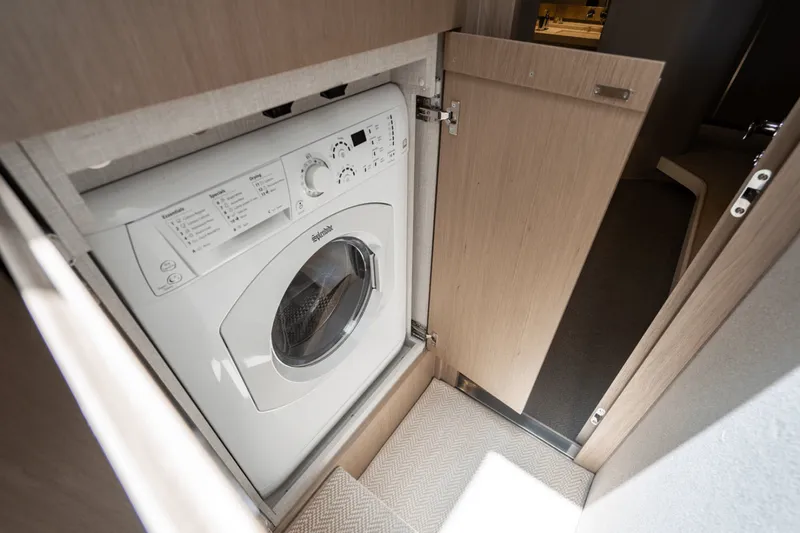 Slide: The Image of Azimut 60 FLY 2024 - 5420351