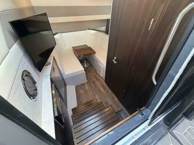 Slide: The Image of Cruisers Yachts 42 GLS OB 2023 - 5363301