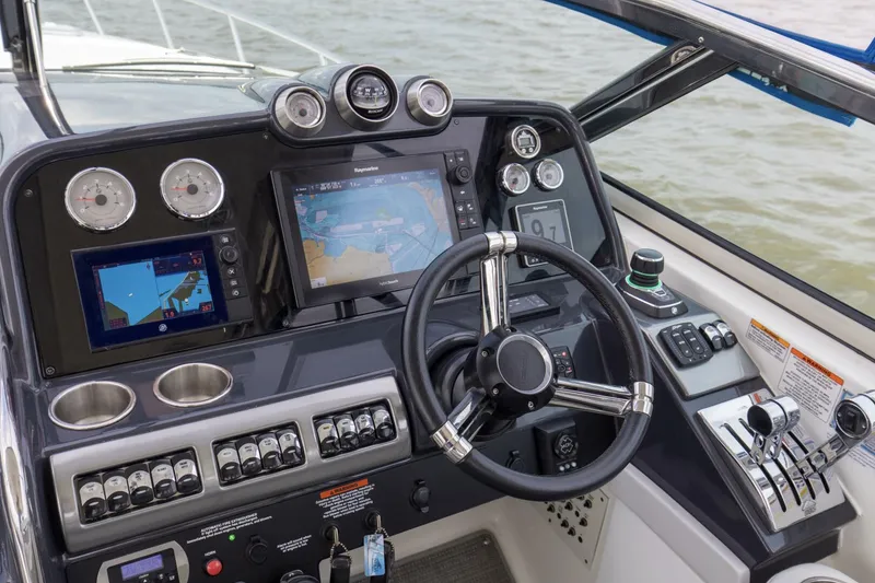 Slide: The Image of 2017 37 Formula 370 SS Bluebird Helm - 5364794