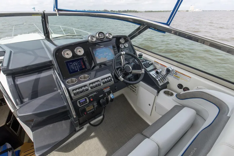 Slide: The Image of 2017 37 Formula 370 SS Bluebird Helm (4) - 5364793