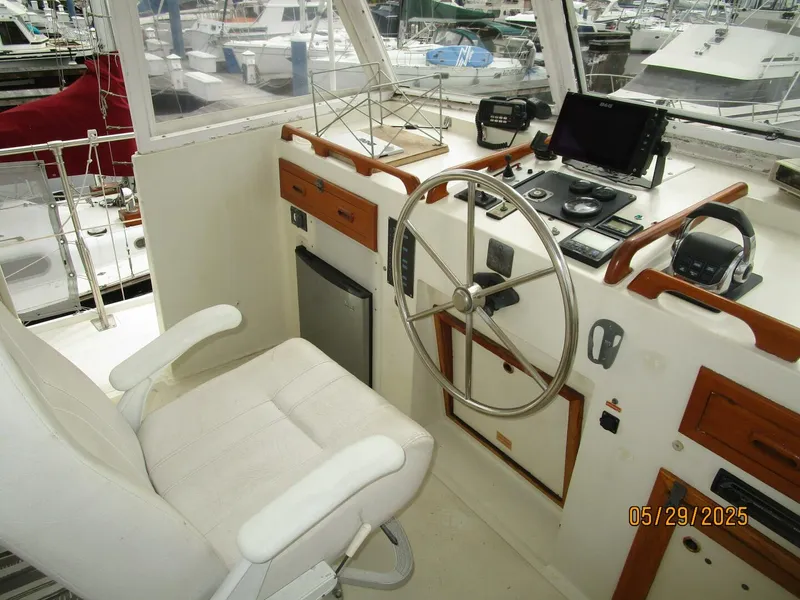 Slide: The Image of 36' Kadey-Krogen flybridge helm2 - 5366934
