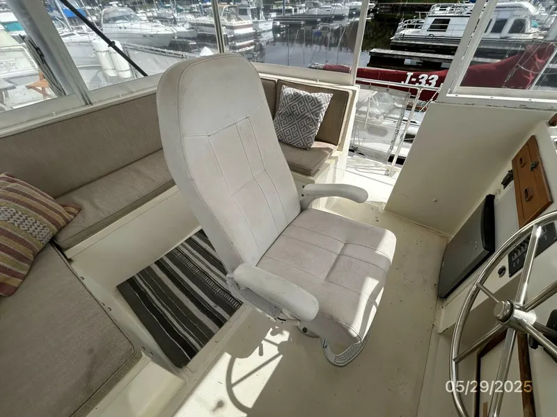 Slide: The Image of 36' Kadey-Krogen flybridge helmseat - 5366936