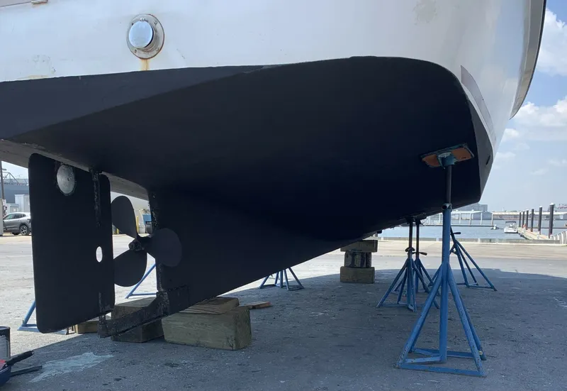 Slide: The Image of 36' Kadey-Krogen hull bottom starboard aft - 6063435