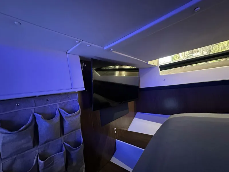 Slide: The Image of Four Winns Vista 355 Coupe 2020 - 5367470