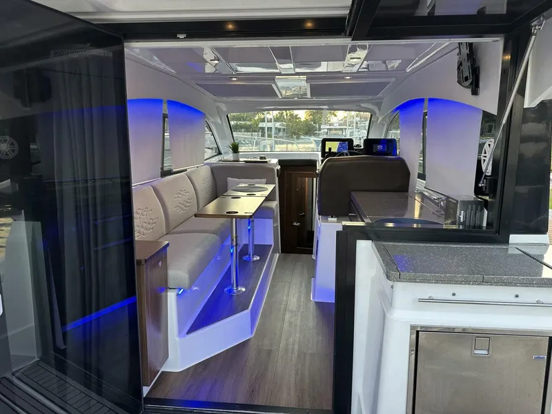 Slide: The Image of Four Winns Vista 355 Coupe 2020 - 5367474