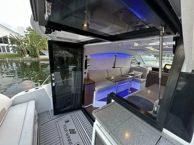 Slide: The Image of Four Winns Vista 355 Coupe 2020 - 5367482