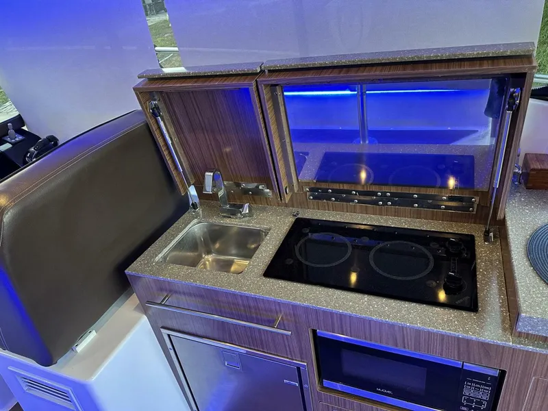 Slide: The Image of Four Winns Vista 355 Coupe 2020 - 5367483