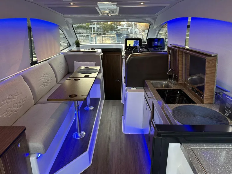 Slide: The Image of Four Winns Vista 355 Coupe 2020 - 5367484