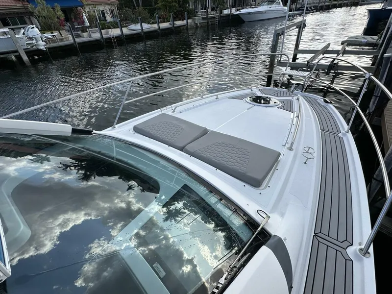 Slide: The Image of Four Winns Vista 355 Coupe 2020 - 5367461