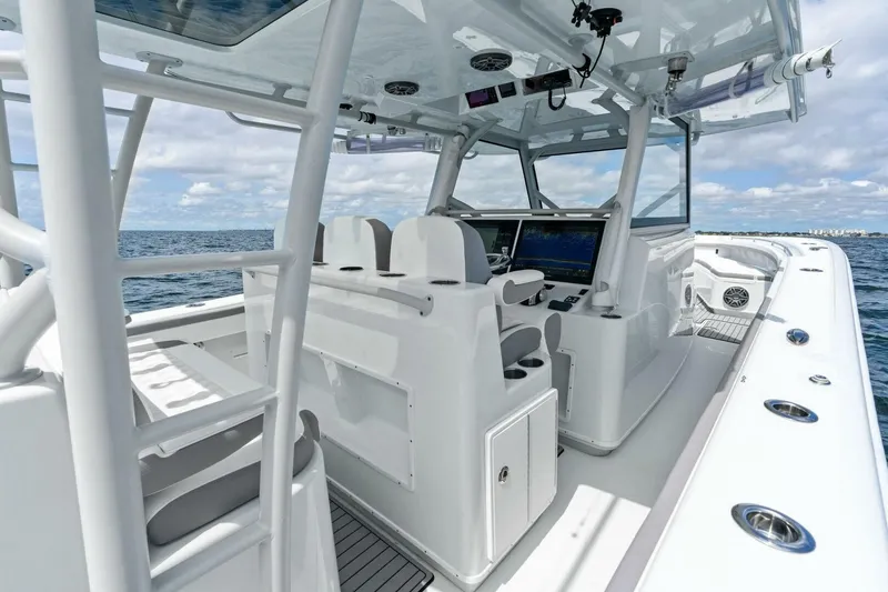 Slide: The Image of 2021 Yellowfin 42 Center Console Fin & Tonic - 5370507